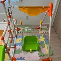 鉄棒、ブランコ、滑り台付きジャングルジムの画像