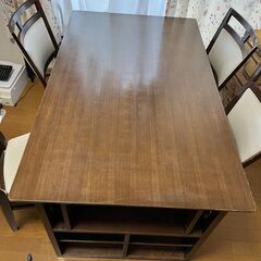 ダイニングテーブルとイスセット