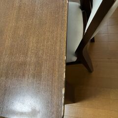 ダイニングテーブルとイスセットの画像
