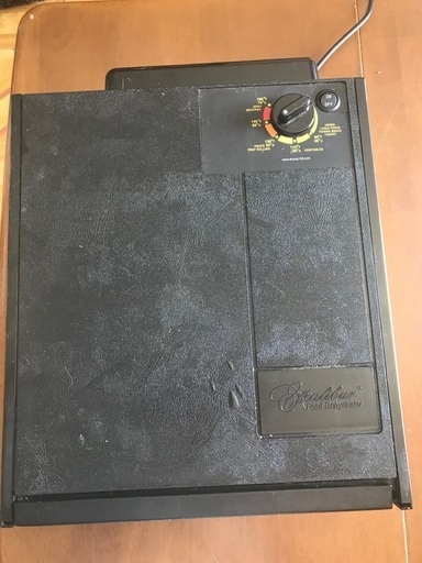 4つのトレイを備えたエクスカリバー脱水機。 適度に使用され、良好な状態です。 トレイライナー付き