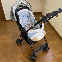 コンビ製対面・正面2wayタイプのベビーカーの画像