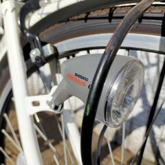 **取引予定者確定済 - 27インチシティサイクル  Lupinus(ルピナス) ホワイト LEDオートライト シマノ製外装6段ギア付き 鍵・ワイヤーカゴ搭載の画像