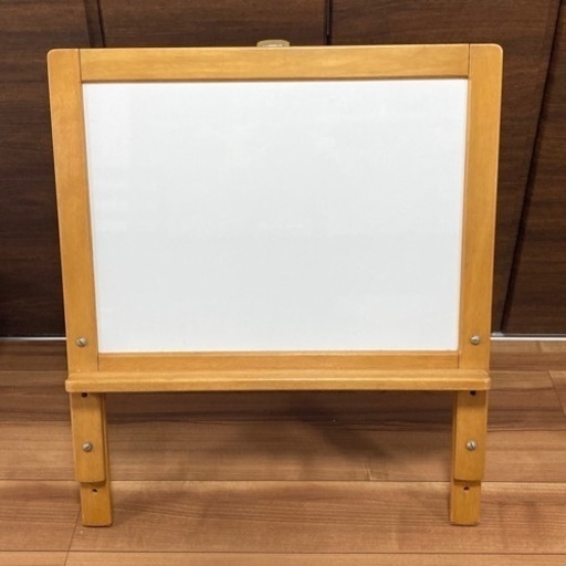 家庭保育園　第二教室　プレイボード　ホワイトボード　木製
