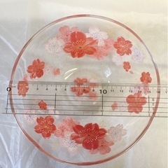 桜のガラス皿　深皿の画像