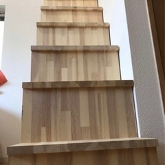 岡山県　簡単に登れる頑丈な木製階段、見える収納階段吹き抜けのリビングやロフトのマンションの画像