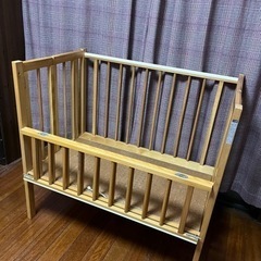 ベビーベッド　木製の画像