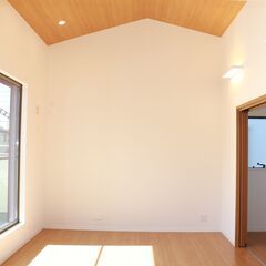 ★築5年以内の築浅2LDK！駐車場1台無料、小屋裏9.6帖収納、...