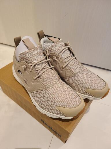 未使用　Reebok CLASSIC スニーカー 24cm