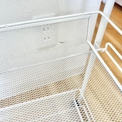 ベッド横にも便利なサイドラックの画像