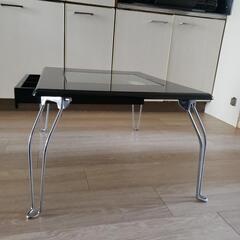 アクセサリー、小物の収納もできるテーブルの画像