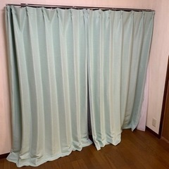 淡いグリーンのカーテン