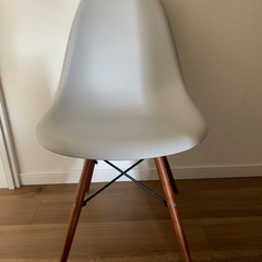 【交渉中】椅子　イームズチェア　2脚　ベージュ　グレーの画像