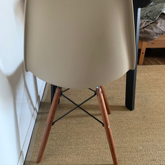 【交渉中】椅子　イームズチェア　2脚　ベージュ　グレーの画像