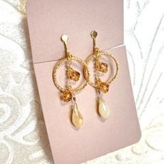 雫ガラスとスワロフスキービーズのイヤリング　(金属アレルギー対応)の画像