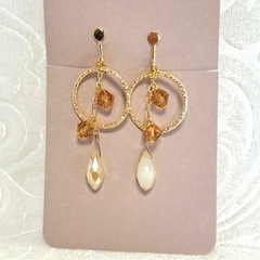 雫ガラスとスワロフスキービーズのイヤリング　(金属アレルギー対応)