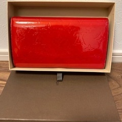 ルイヴィトン ヴェルニ 赤い財布の画像