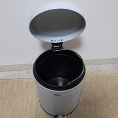 【取りに来れる方限定】ゴミ箱 フットペダル付きの画像