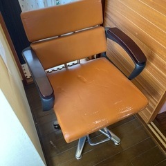 美容院で使ってたヴィンテージのチェアです