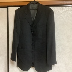 黒のメンズスーツ、礼服としても着られます。