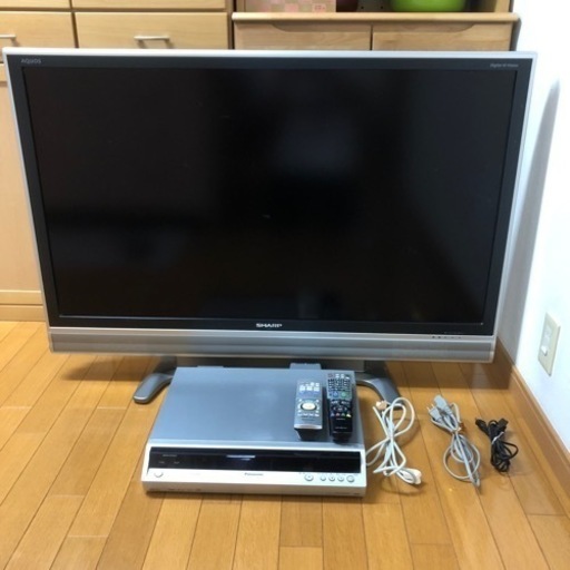 46インチテレビとDVDレコーダー。