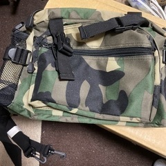 迷彩のウエストバッグ　引き取り限定