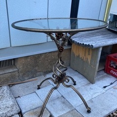 【お洒落】 屋外用　アンティークデザインガラステーブルの画像