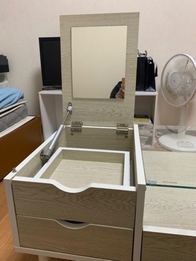 化粧代付きテーブル