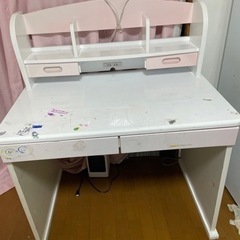 勉強机 白と淡いピンク 