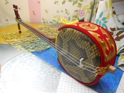 新品未使用　12.000円　小ぶりな人工皮張沖縄三線