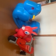 乗り物　おもちゃ　室内の画像