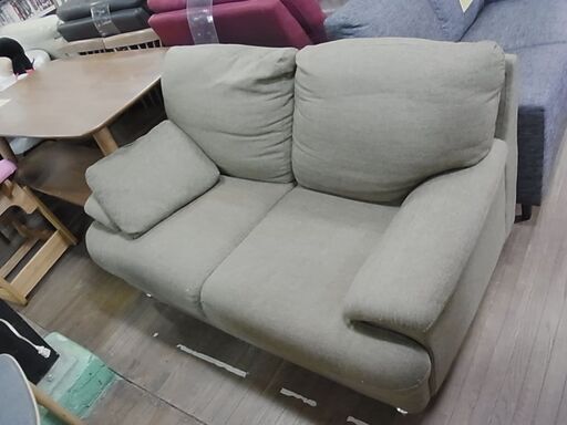 セール中につき、通常特価10,978円より1,000円引きの9,978円!　布張り2人掛ソファ　ラブソファ　2Pソファ　2人用イス　脚付き　モスグリーン　写真とは色合いが違います