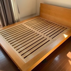 ベッドフレーム　クイーンサイズ　取引中