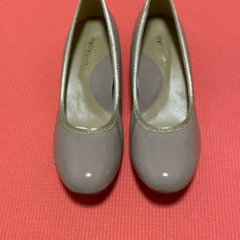 マルイの楽ちんパンプス　ベージュ　エナメル調