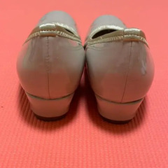 マルイの楽ちんパンプス　ベージュ　エナメル調の画像