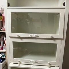 白家具　本棚　ガラス扉