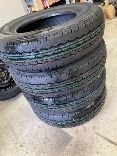 ハイエースバン 純正タイヤ新品