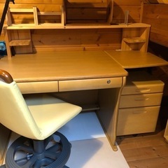 木製デスクセットの画像