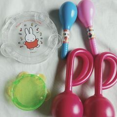 マラカスとタンバリンの画像