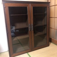 本棚（前面はガラスです）