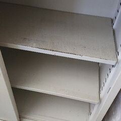 PLUS製オフィスキャビネット（スチール書庫）鍵付き上部窓付き、上下セパレートタイプ鍵付き。の画像