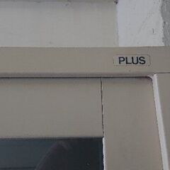 PLUS製オフィスキャビネット（スチール書庫）鍵付き上部窓付き、上下セパレートタイプ鍵付き。の画像