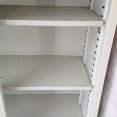 PLUS製オフィスキャビネット（スチール書庫）鍵付き上部窓付き、上下セパレートタイプ鍵付き。の画像