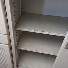 PLUS製オフィスキャビネット（スチール書庫）鍵付き上部窓付き、上下セパレートタイプ鍵付き。の画像