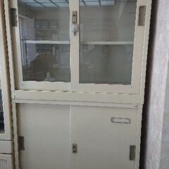 PLUS製オフィスキャビネット（スチール書庫）鍵付き上部窓付き、上下セパレートタイプ鍵付き。の画像