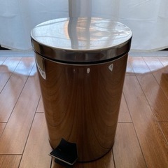 フタ付きゴミ箱