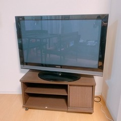 HTACHI  のテレビ。43インチ、リモコン付。