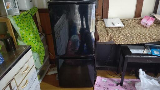 人気の黒の冷蔵庫です。一人暮らし用にどうぞ。