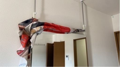 大きな突っ張り鏡です