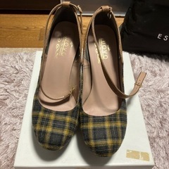 NUOVOのストラップ付きパンプスの画像