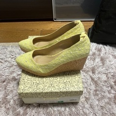 RANDAの黄色いパンプスの画像